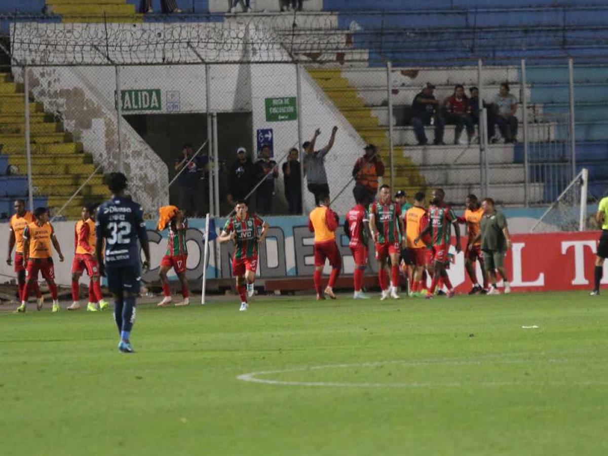 Los jugadores de Marathón celebrando el gol de Odin Ramos.