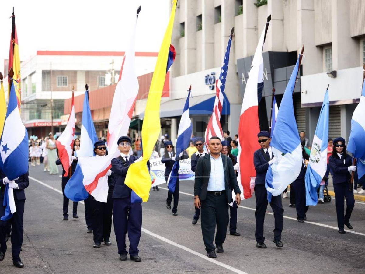 Centros educativos llenan de música, baile y tradición las calles sampedranas