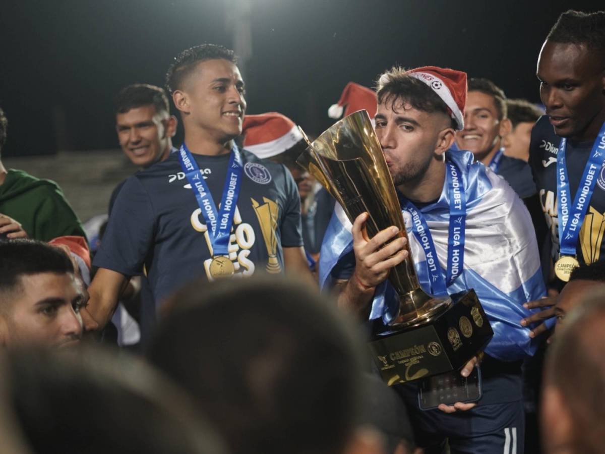 Agustín Auzmendi en el momento de besar la Copa.