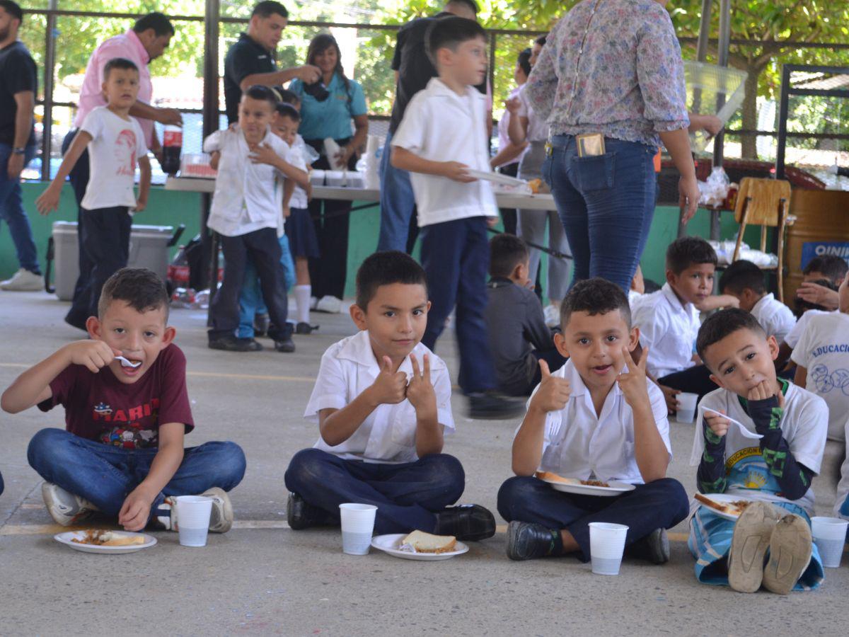 Los niños disfrutaron de una deliciosa comida.
