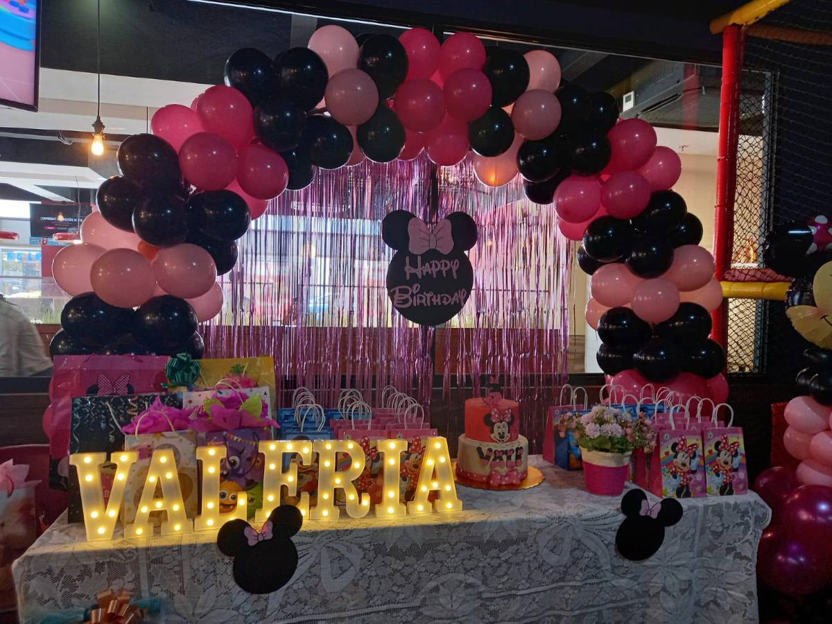 Decoración con temática de Mickey Mouse.