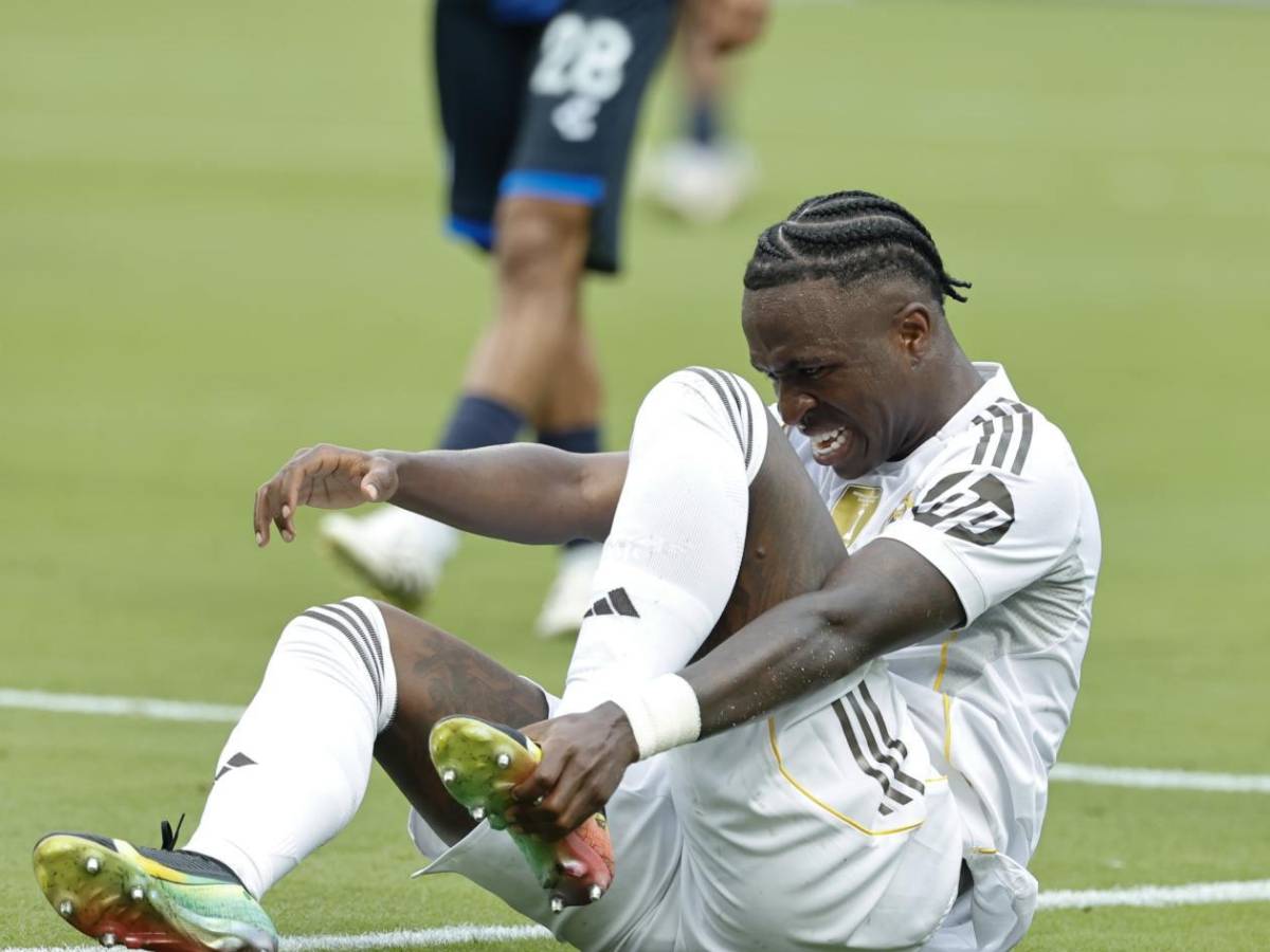 Real Madrid- Pachuca: Enfado de Xabi, mofa a Vinicius y polémico gesto de árbitro