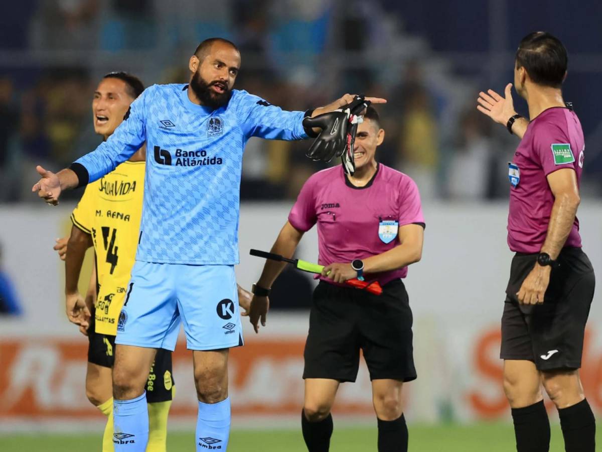 Locura del Real España, amargura y bronca en Olimpia, billetazos y polémico gesto