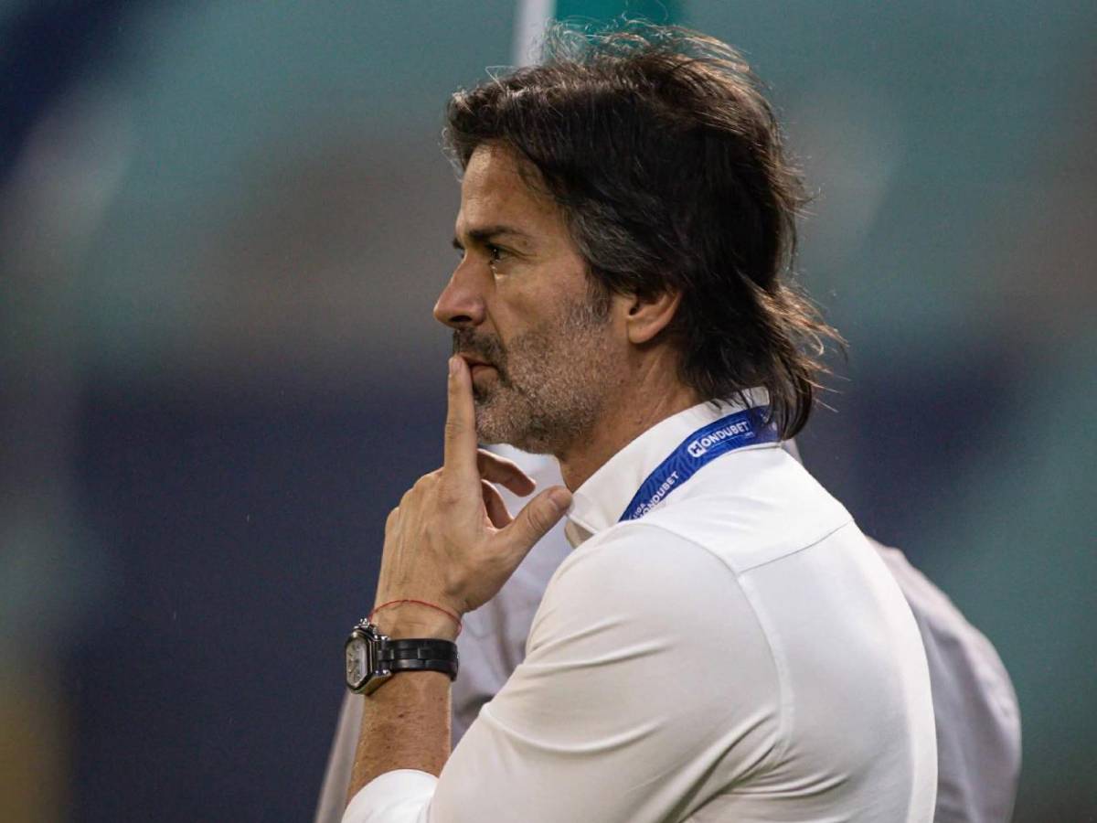 Tres mujeres enamoran y madre de reina da ejemplo en primer partido de Liga