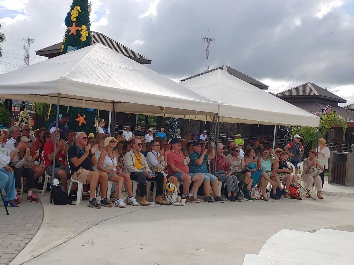 Lujoso crucero francés Le Bellot ancló en Tela con turistas que exploraron la bahía