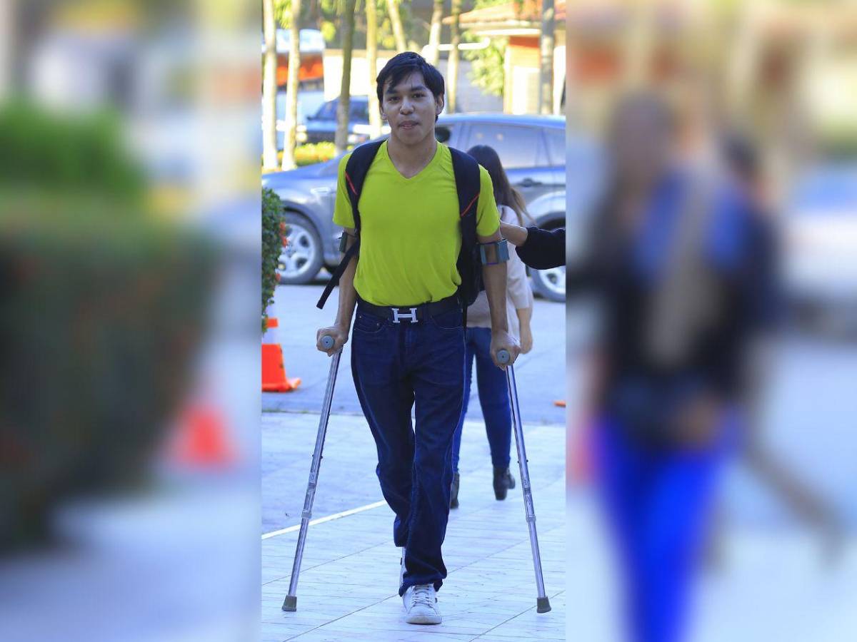 Nació con parálisis cerebral y ahora está próximo a graduarse como maestro de arte