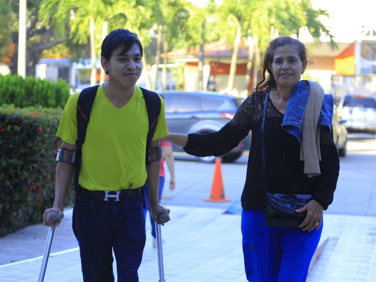 Nació con parálisis cerebral y ahora está próximo a graduarse como maestro de arte