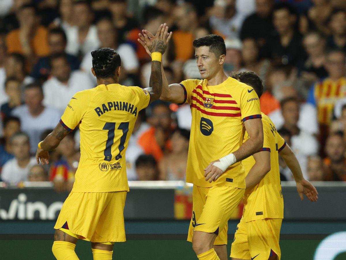 Lewandowski le da triunfo al Barcelona en debut de Flick