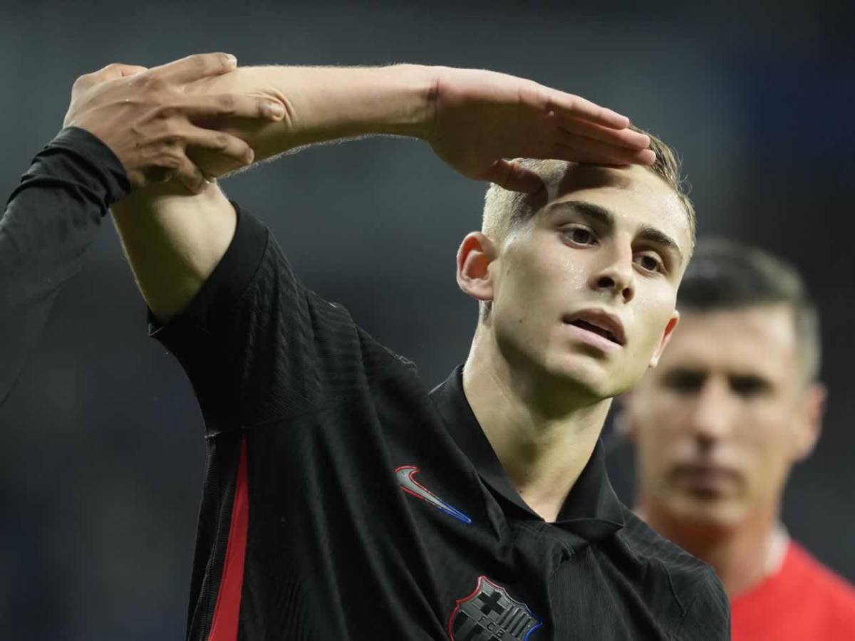 Barcelona campeón festeja, Espanyol encendió aspersores, bronca y la orden de Flick