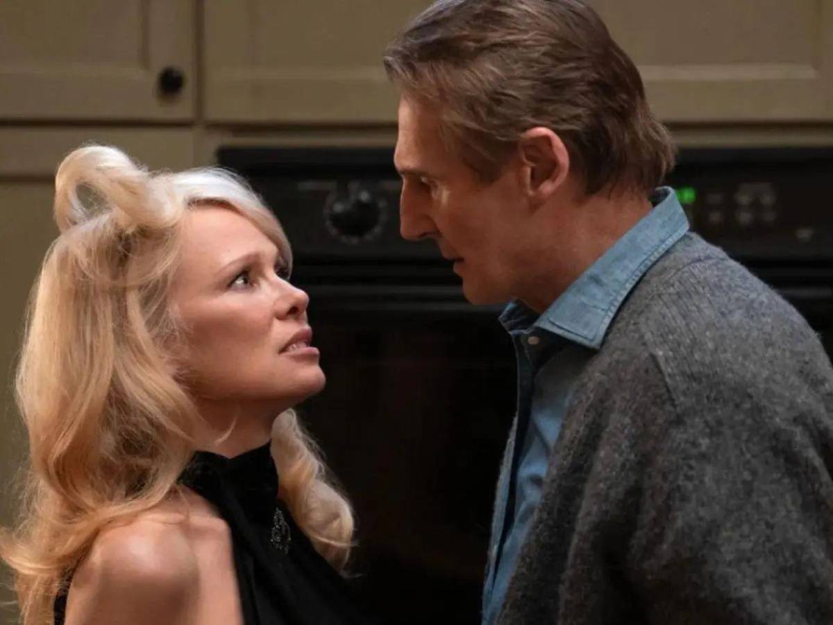 Pamela Anderson revela detalles sobre su romance íntimo y fugaz con Liam Neeson