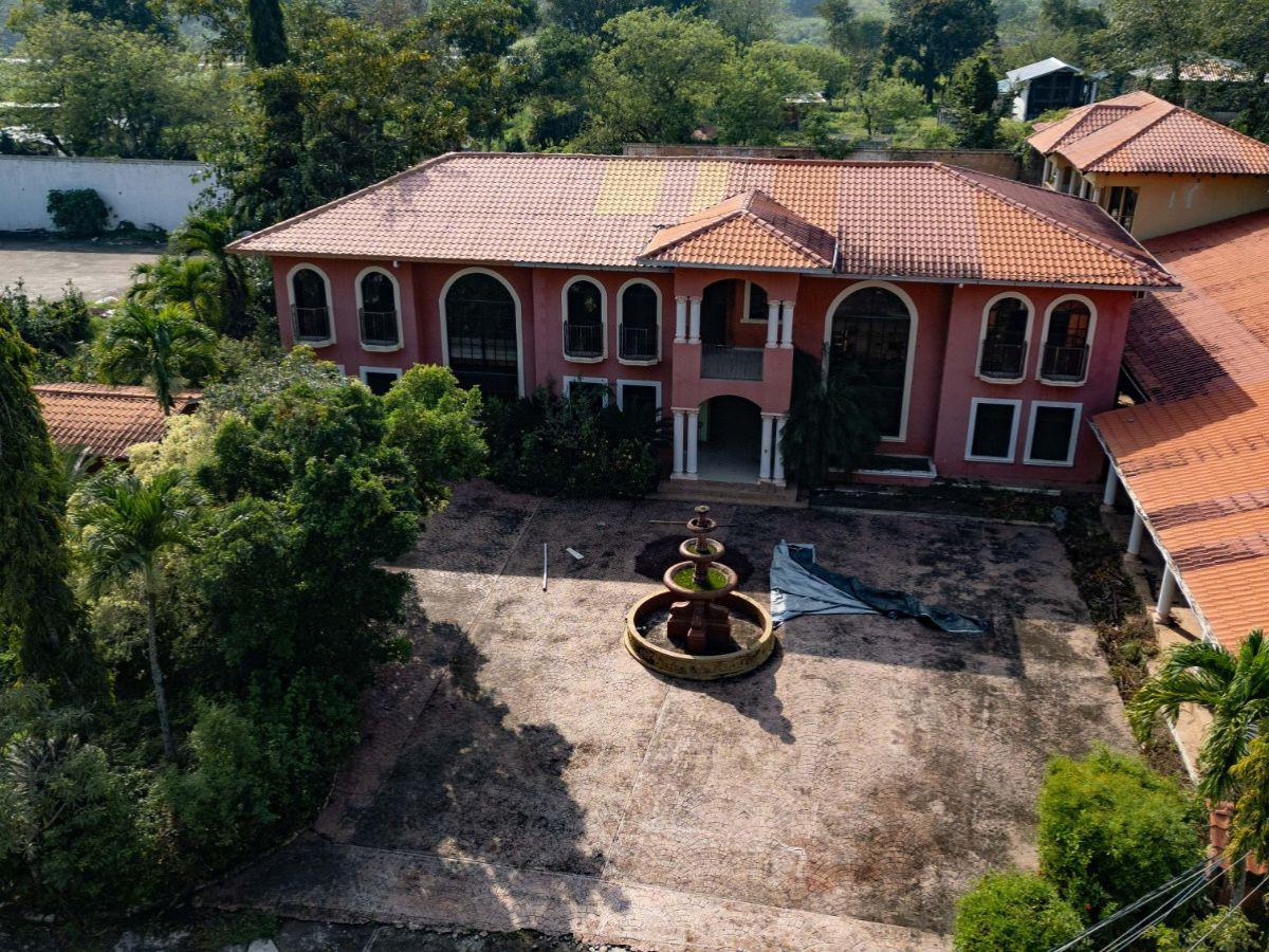 La maleza devora las mansiones de los Valle