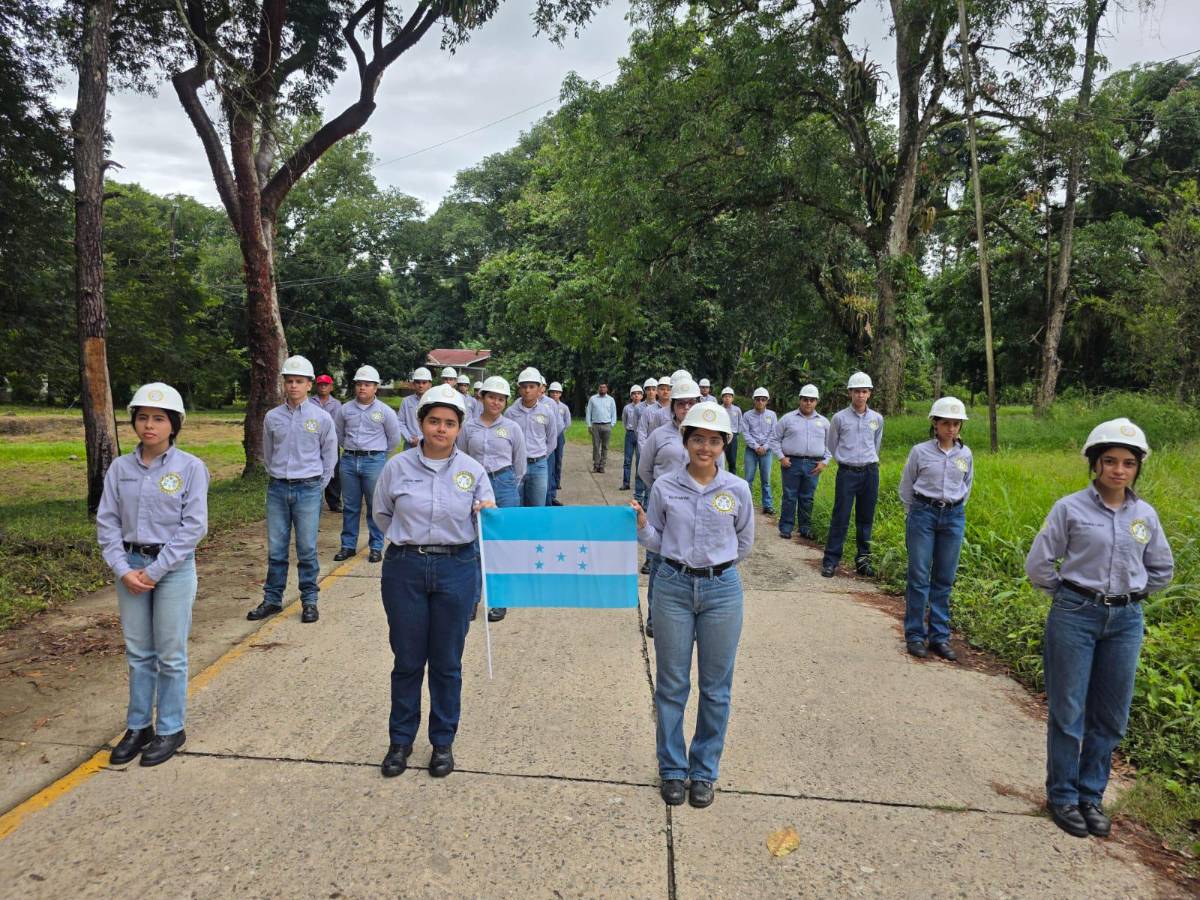 Colegiales del Juancho con orgullo festejan los 204 años de Independencia de Honduras