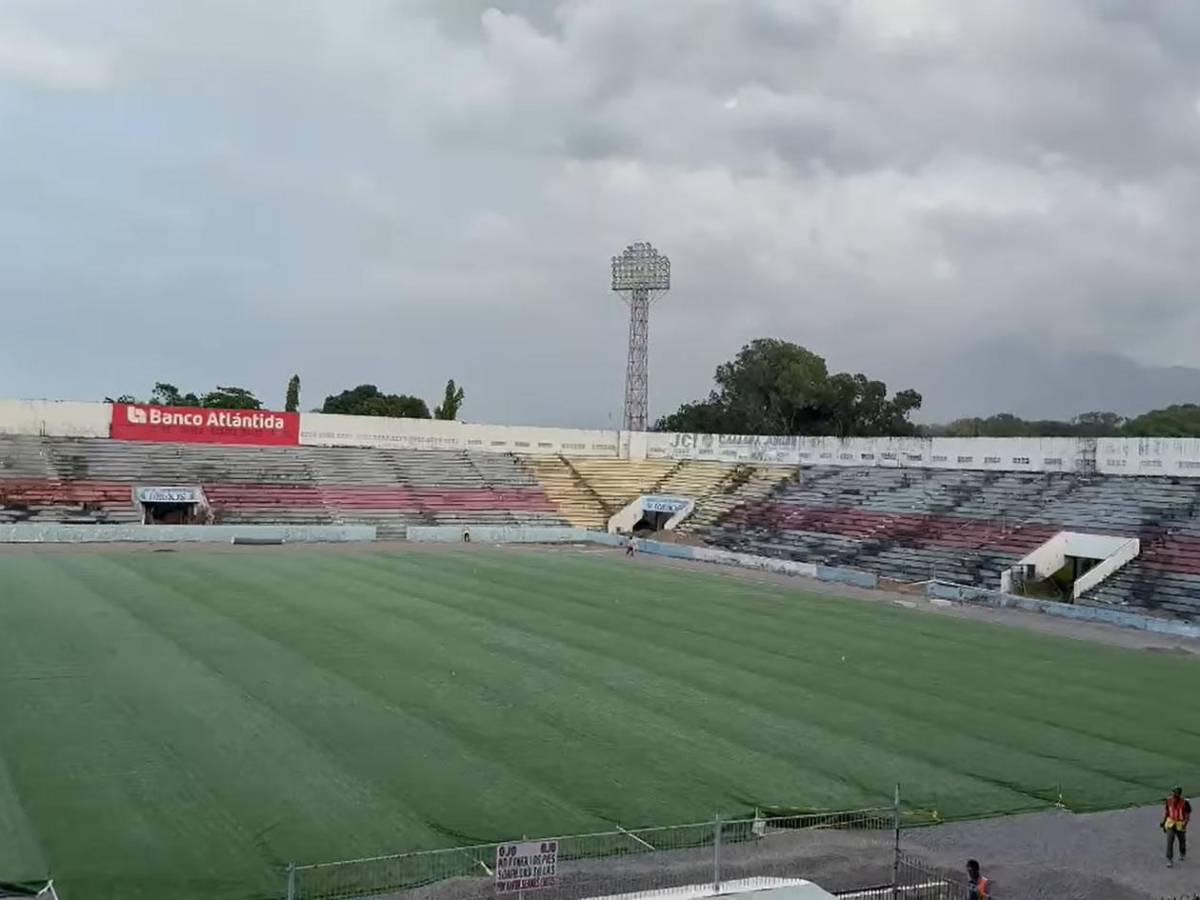 Así van los trabajos del estadio Ceibeño: ya se colocó la carpeta híbrida
