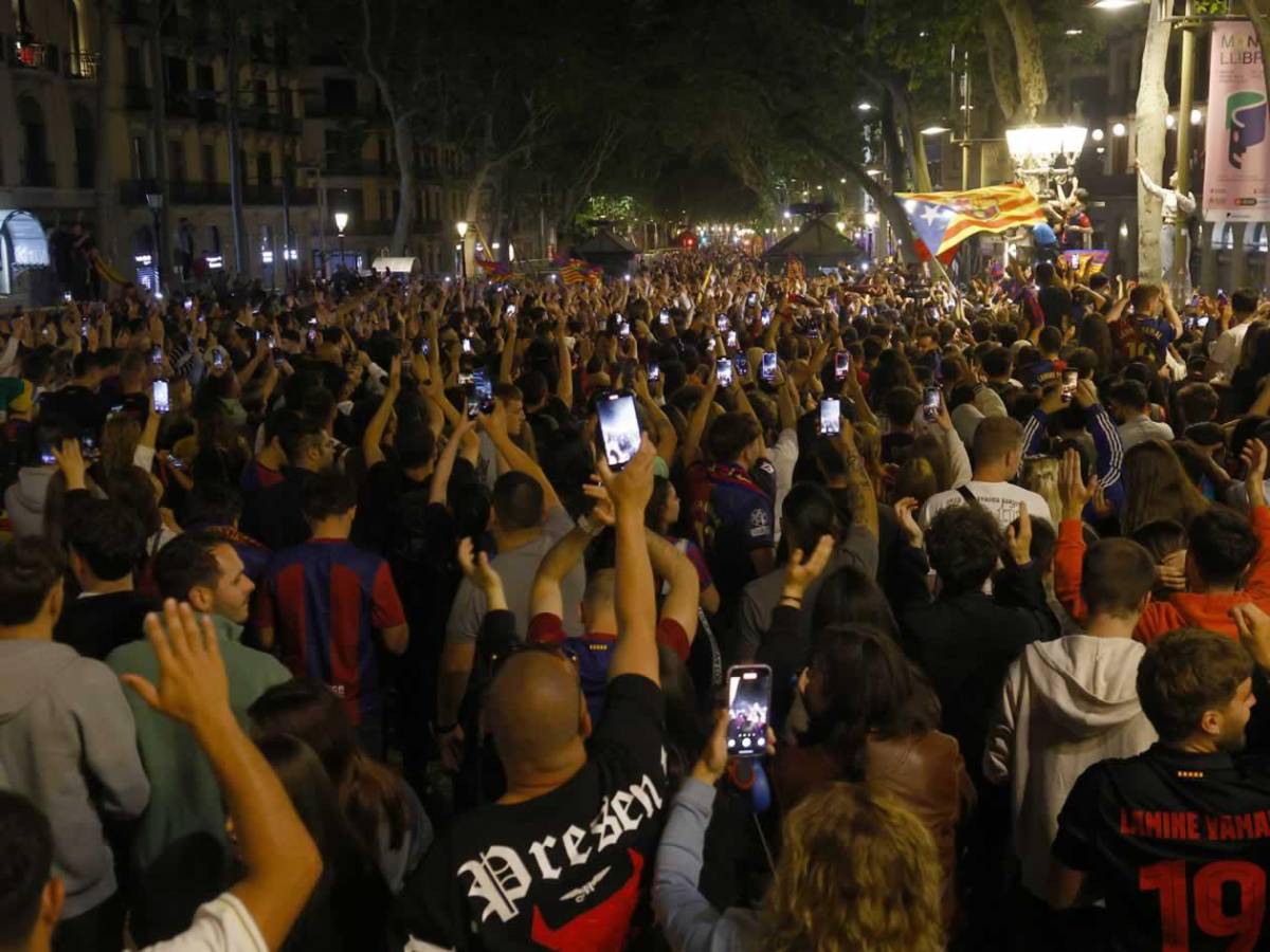 Barcelona campeón festeja, Espanyol encendió aspersores, bronca y la orden de Flick