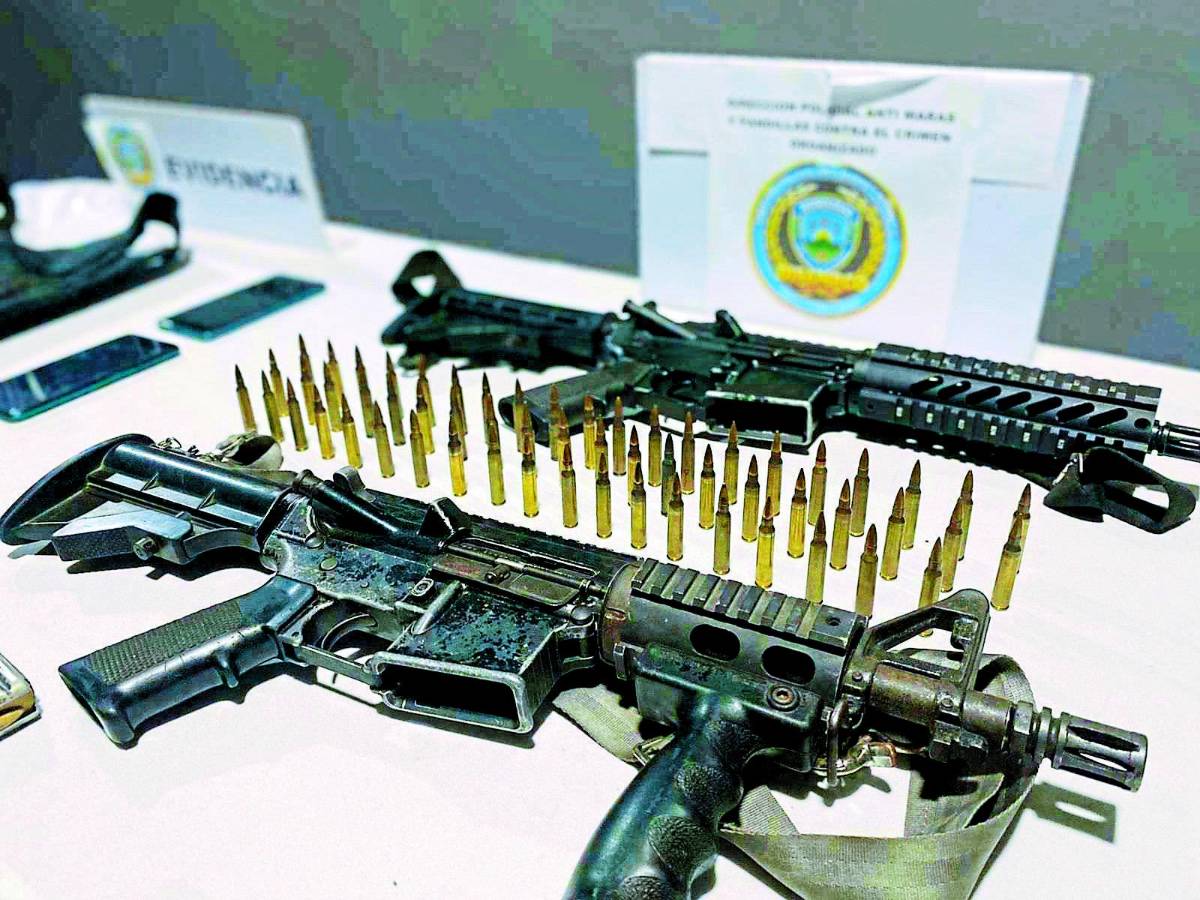 Armas de guerra y chalecos con el logo alusivo a la “Policía Nacional” son usados por pandilleros para cometer crímenes en la zona norte, explicaron las autoridades policiales.