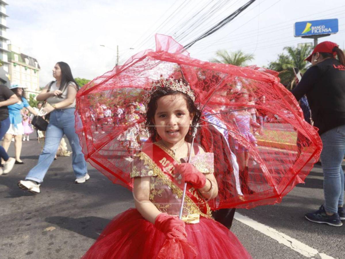 Entre ternura y orgullo patrio, niños se roban las miradas en los desfiles en SPS
