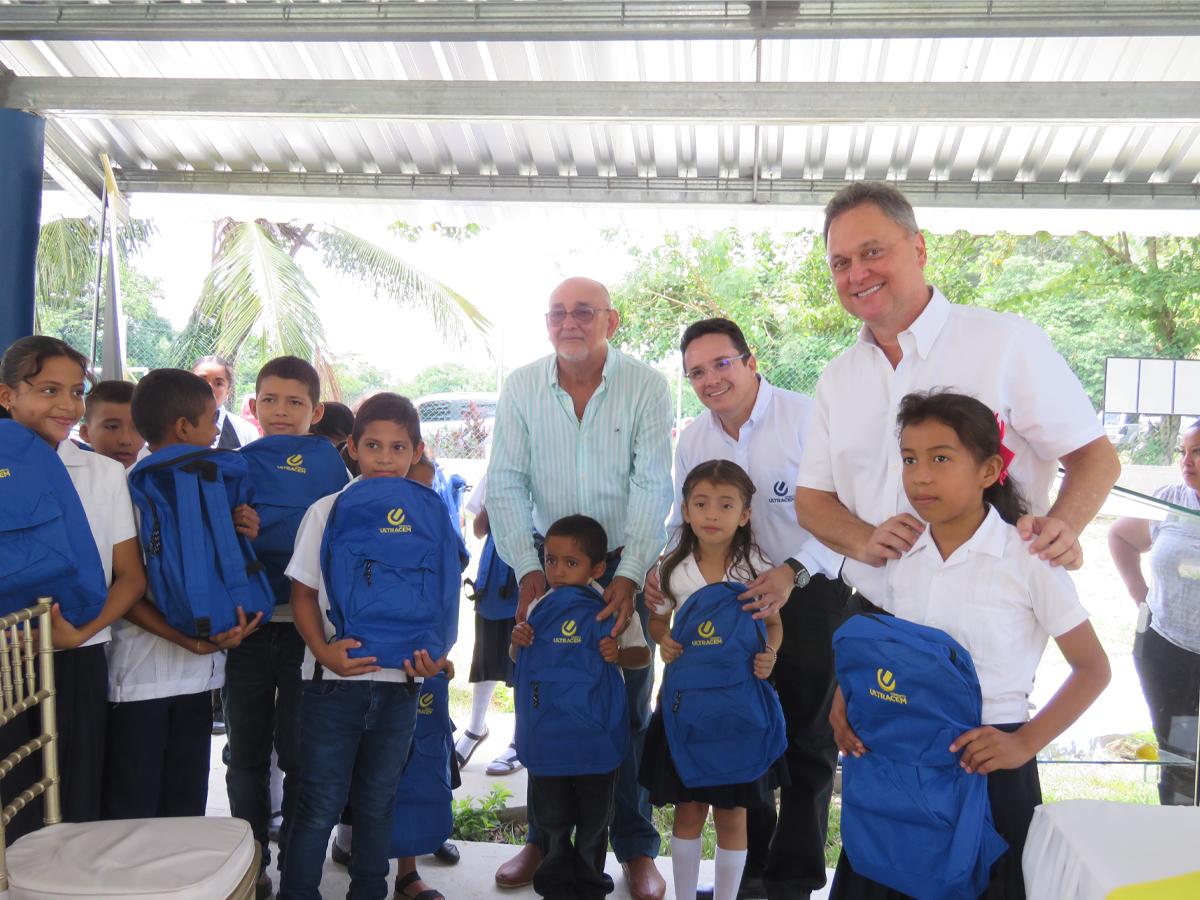 Los niños agradecieron con abrazos y sonrisas a Ultracem por construir su escuela.