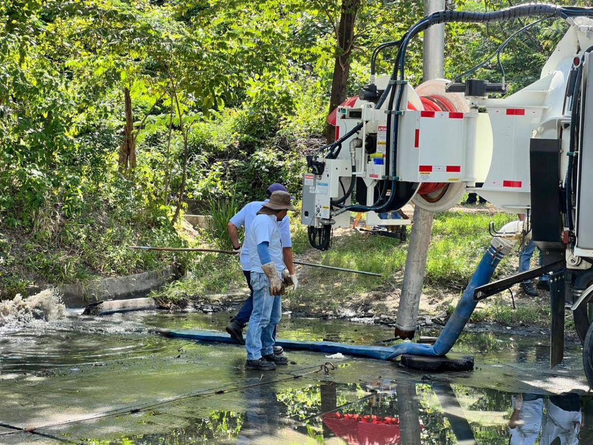Vecinos de la Miguel Ángel entre el humo de la protesta y la inundación de las aguas negras