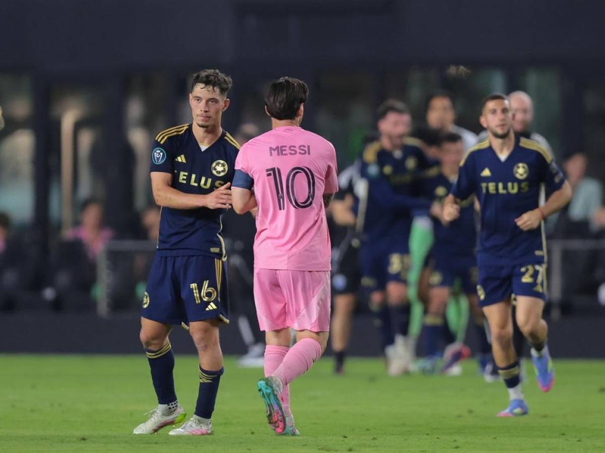 Messi, irreconocible: bronca con rival y enfado de Suárez con Saíd Martínez