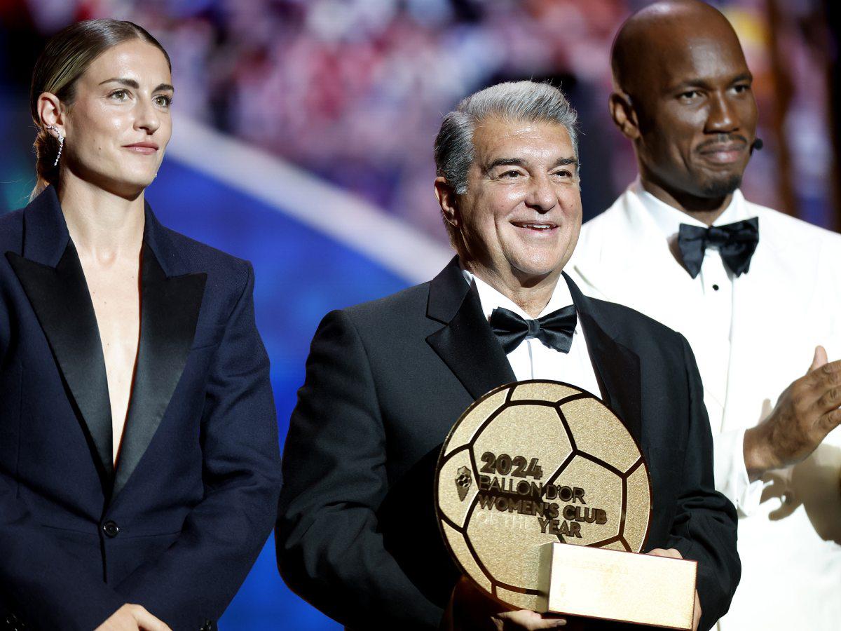 Laporta y Alexia Putellas recogieron el premio que se ganó el FC Barcelona como el mejor equipo femenino del año.