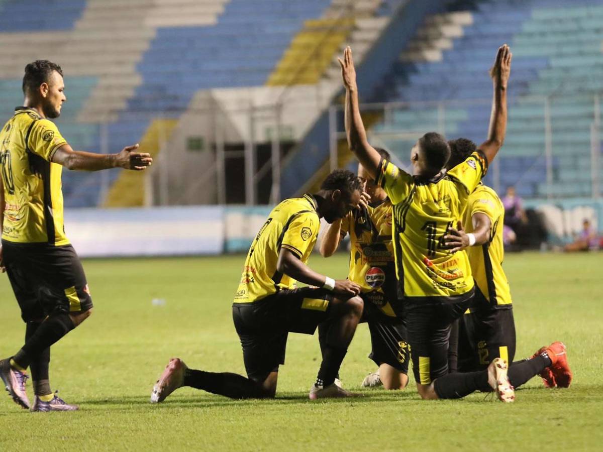 Pelea entre jugadores de Real España, festejo de Génesis y las chicas