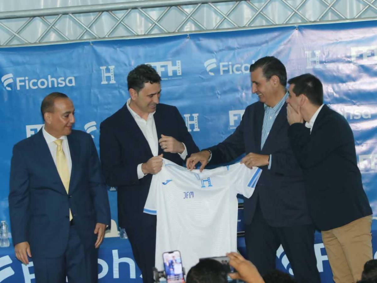 Francisco Molina y el incómodo momento en presentación con Honduras: ¿quién lo acompaña?