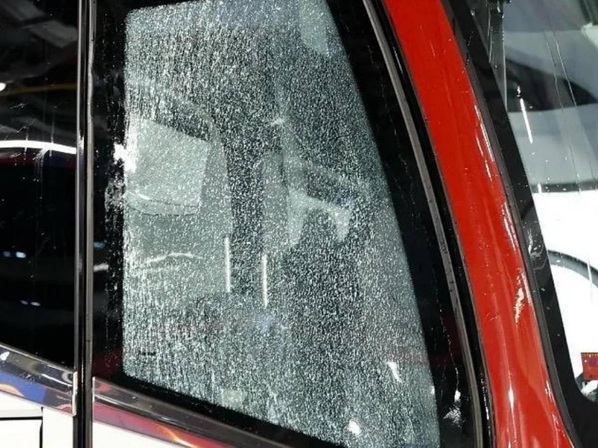 ¿Por qué aficionados del Barcelona apedrearon el bus de su equipo?