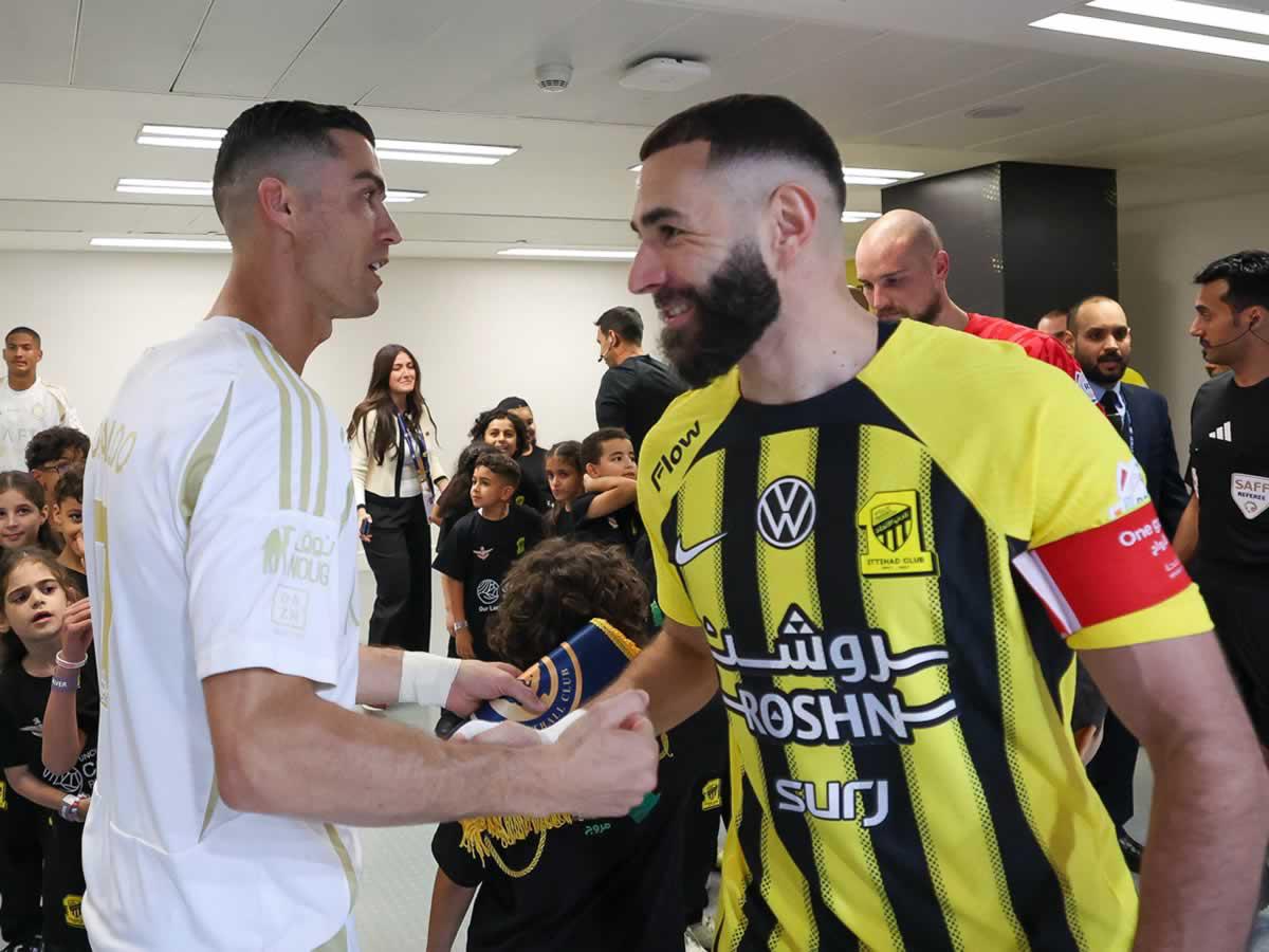 El saludo de Cristiano Ronaldo y Karim Benzema antes del inicio del partido.