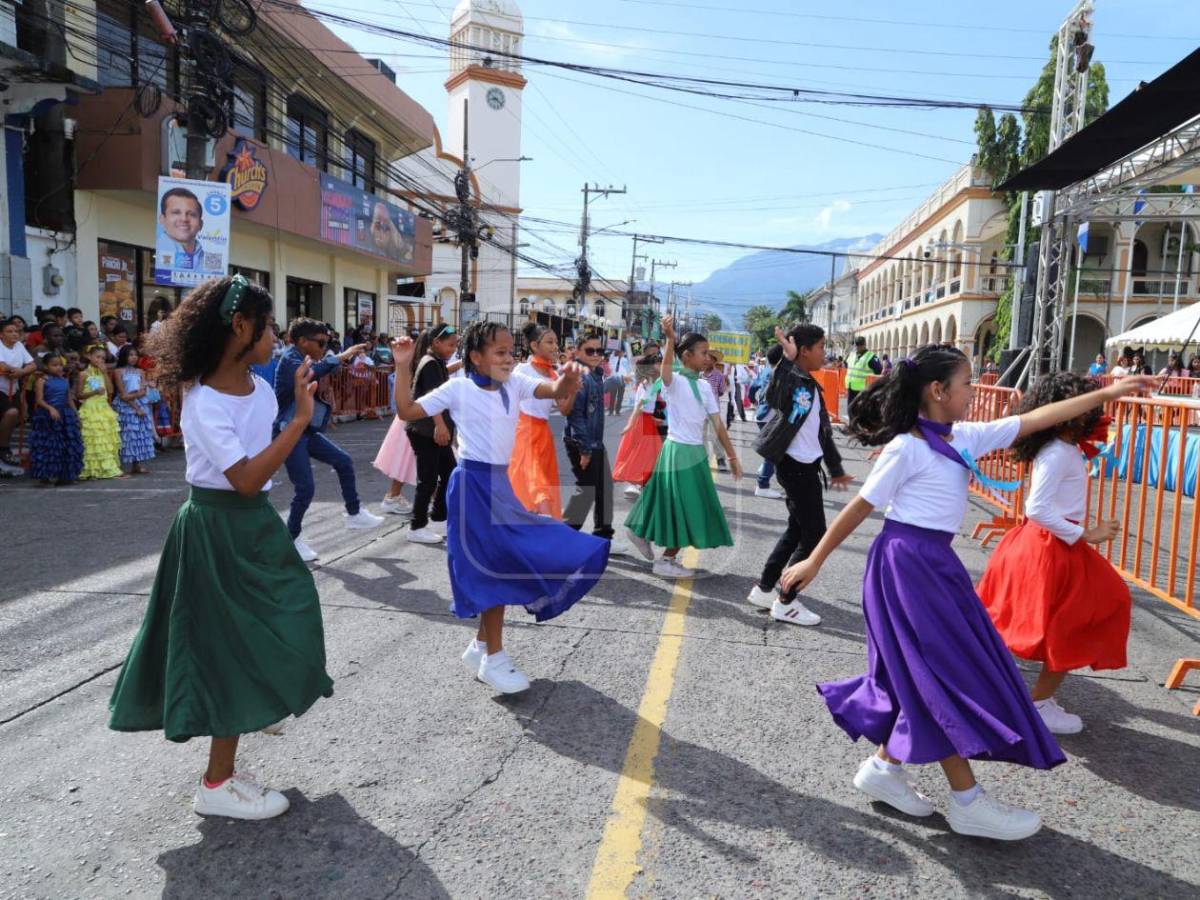 Fervor patrio en La Ceiba: los niños rinden honor con colorido desfile