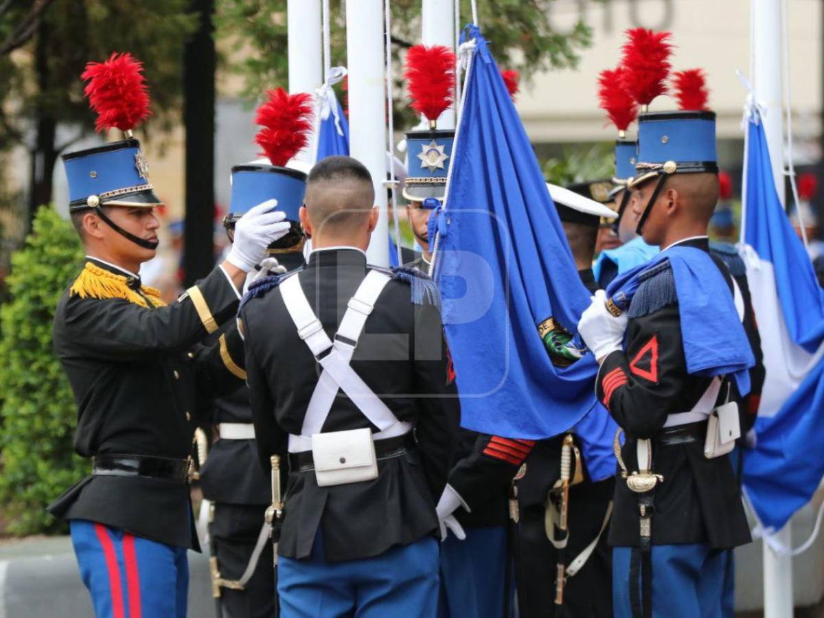 Nublado y con una ausencia: las imágenes que dejó la izada de la Bandera Nacional
