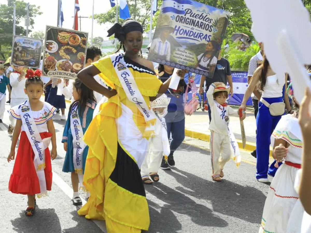 Centros educativos llenan de música, baile y tradición las calles sampedranas