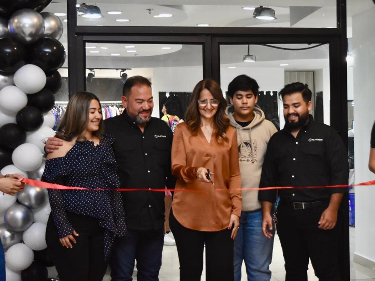 Corte de la cinta de inauguración en Tiendas Luque Platinum Mall Galerías.