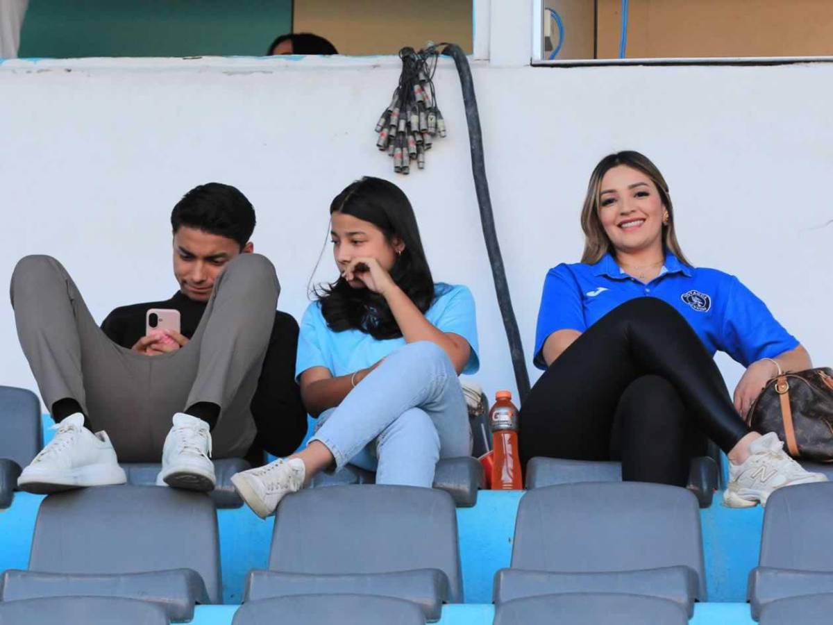 'Tota' Medina pierde la cabeza, festejo a lo Cristiano, mensaje al DT de Honduras en el Clásico y lindas chicas