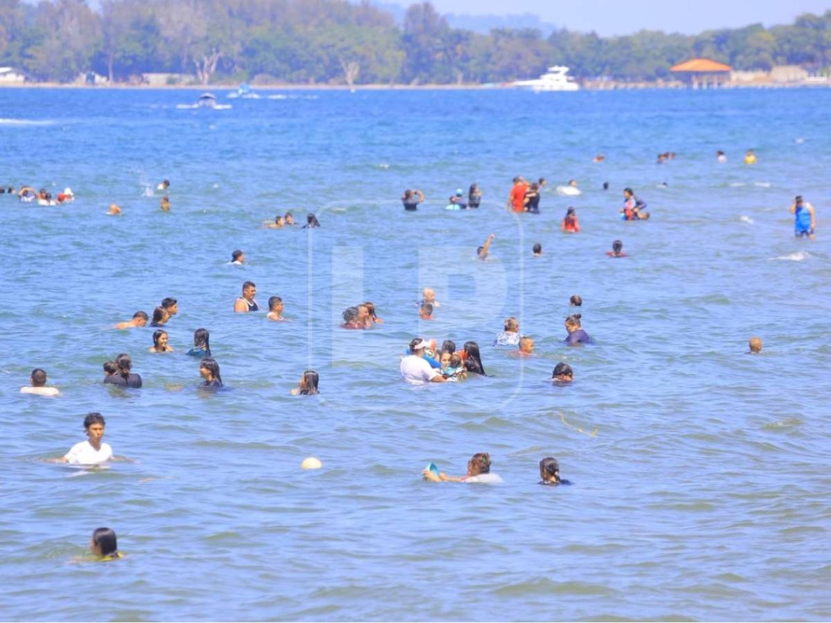 Ambiente cálido y tranquilo marca la Semana Morazánica en las bellas playas de Tela