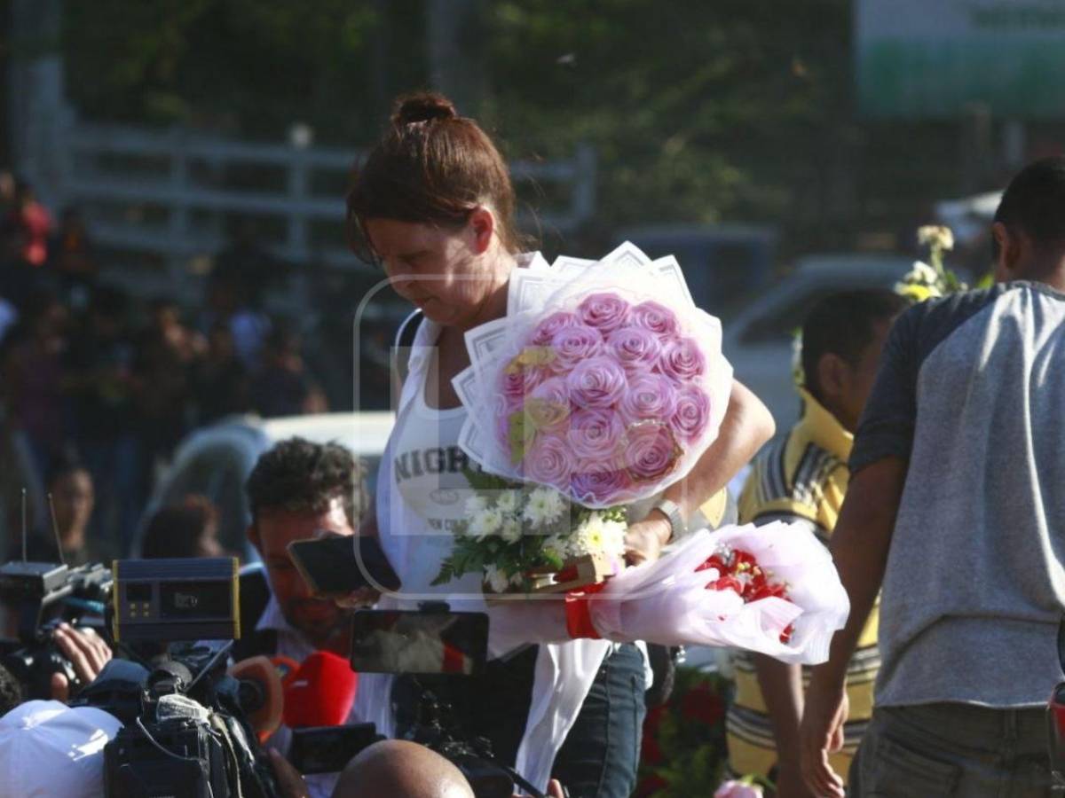 Desgarrador adiós: Madre al borde del desmayo entierra a sus cinco hijos muertos en incendio