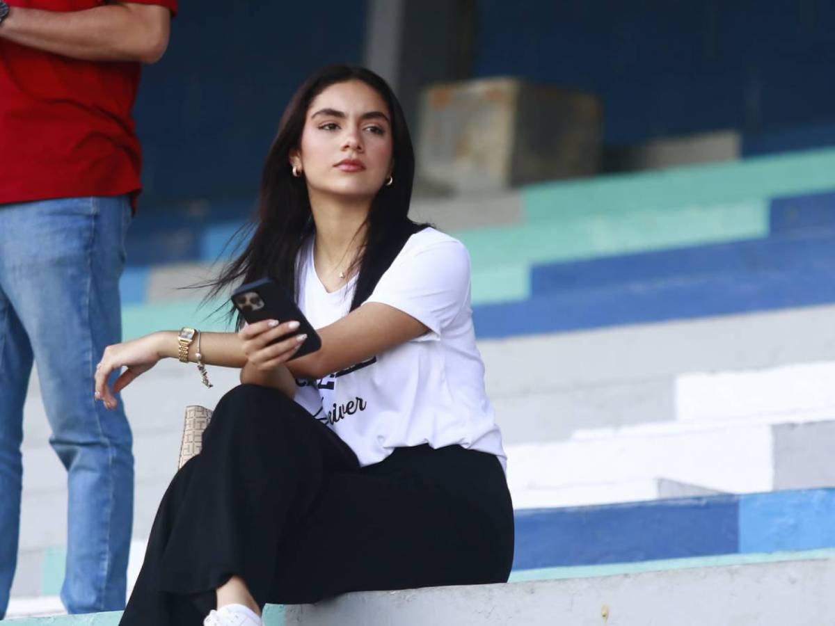 Reina llega San Pedro Sula por partido y las miradas se van sobre ella