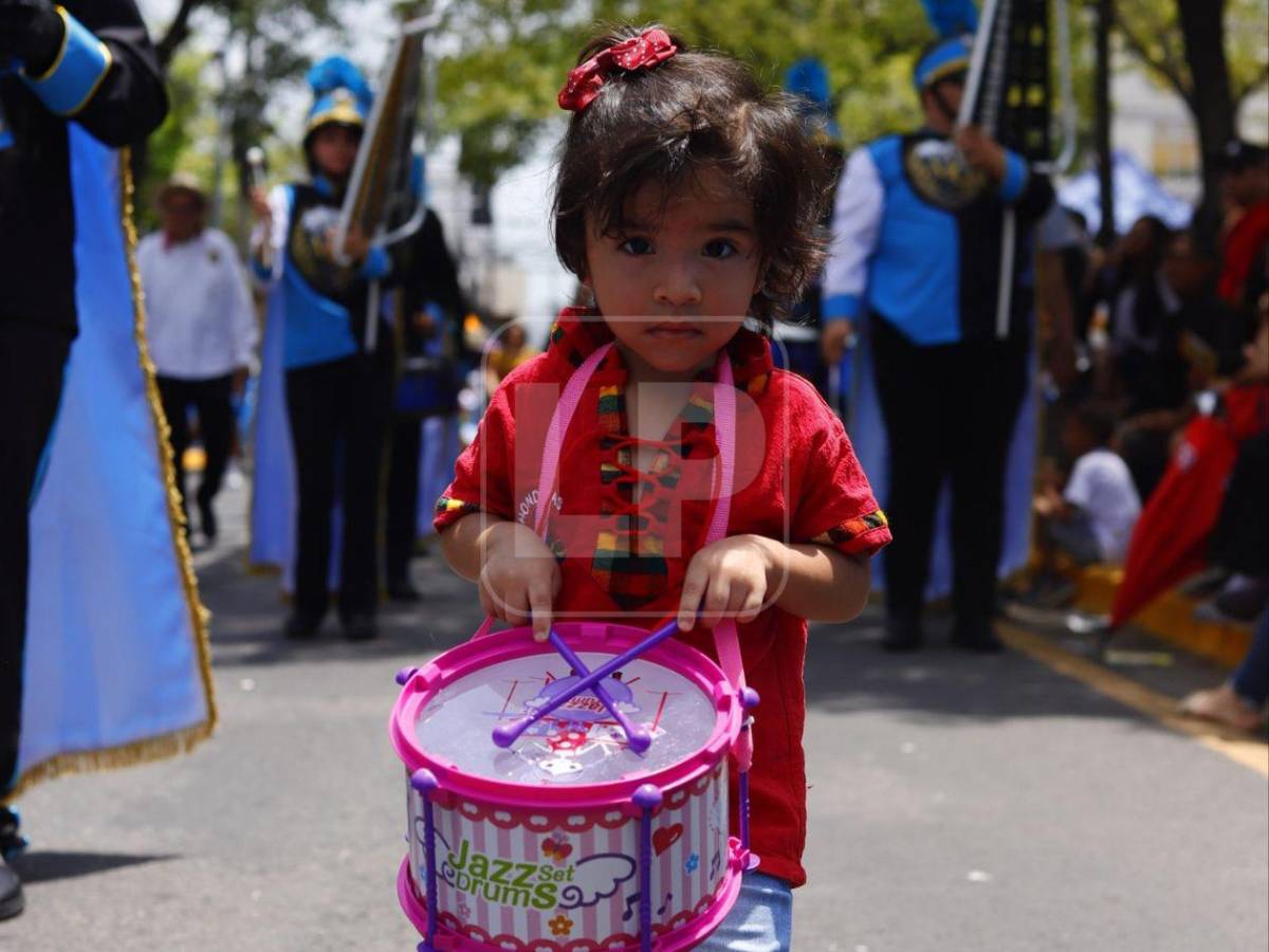 Sorpresivo saludo, abuela abnegada y guapa maestra: lo que no se vio de los desfiles en Honduras