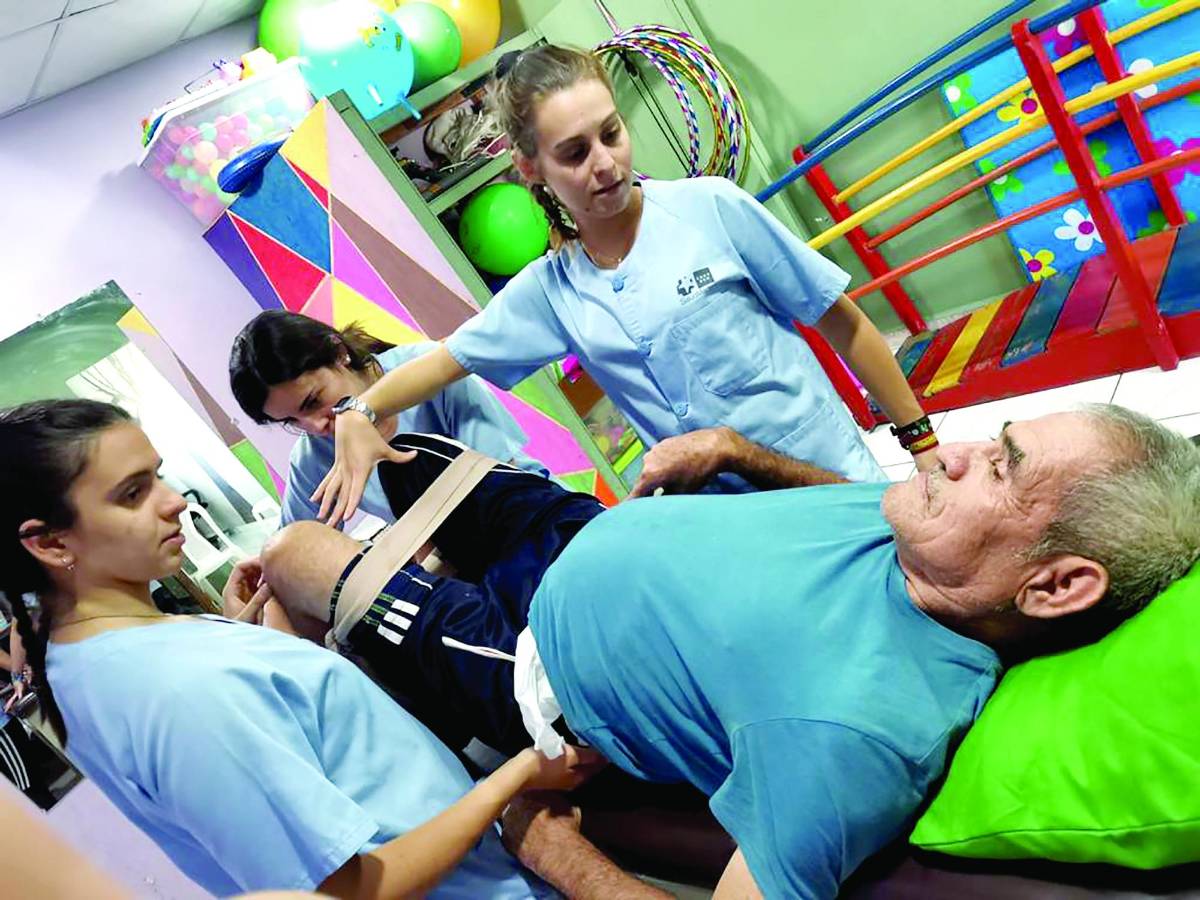 La fundación incluye en sus actividades programas de asistencia social y médica.