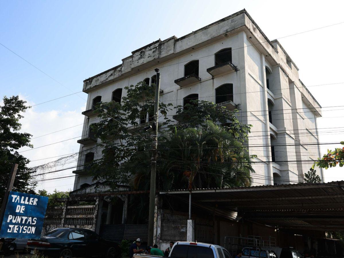 La maleza devora las mansiones de los Valle