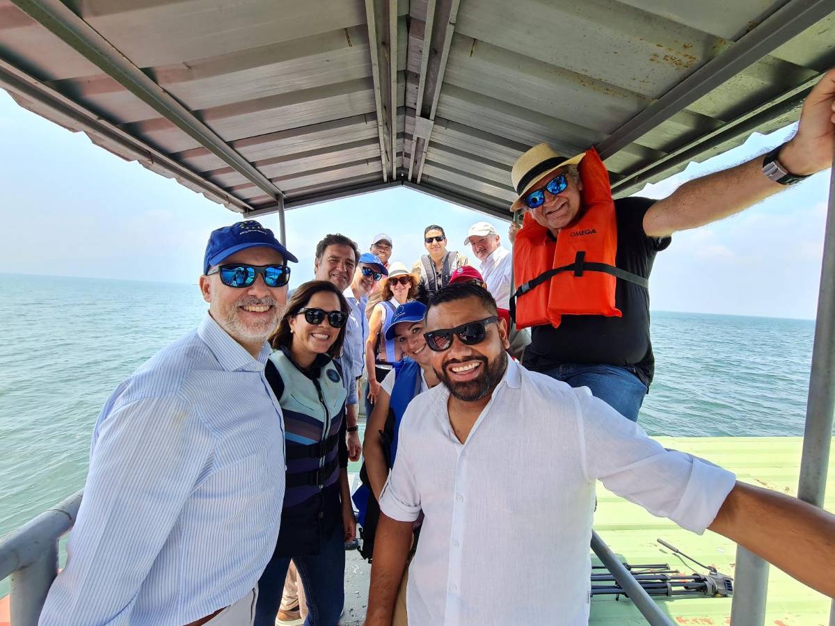 Delegados de la Unión Europea navegan sobre el Lago de Yojoa.