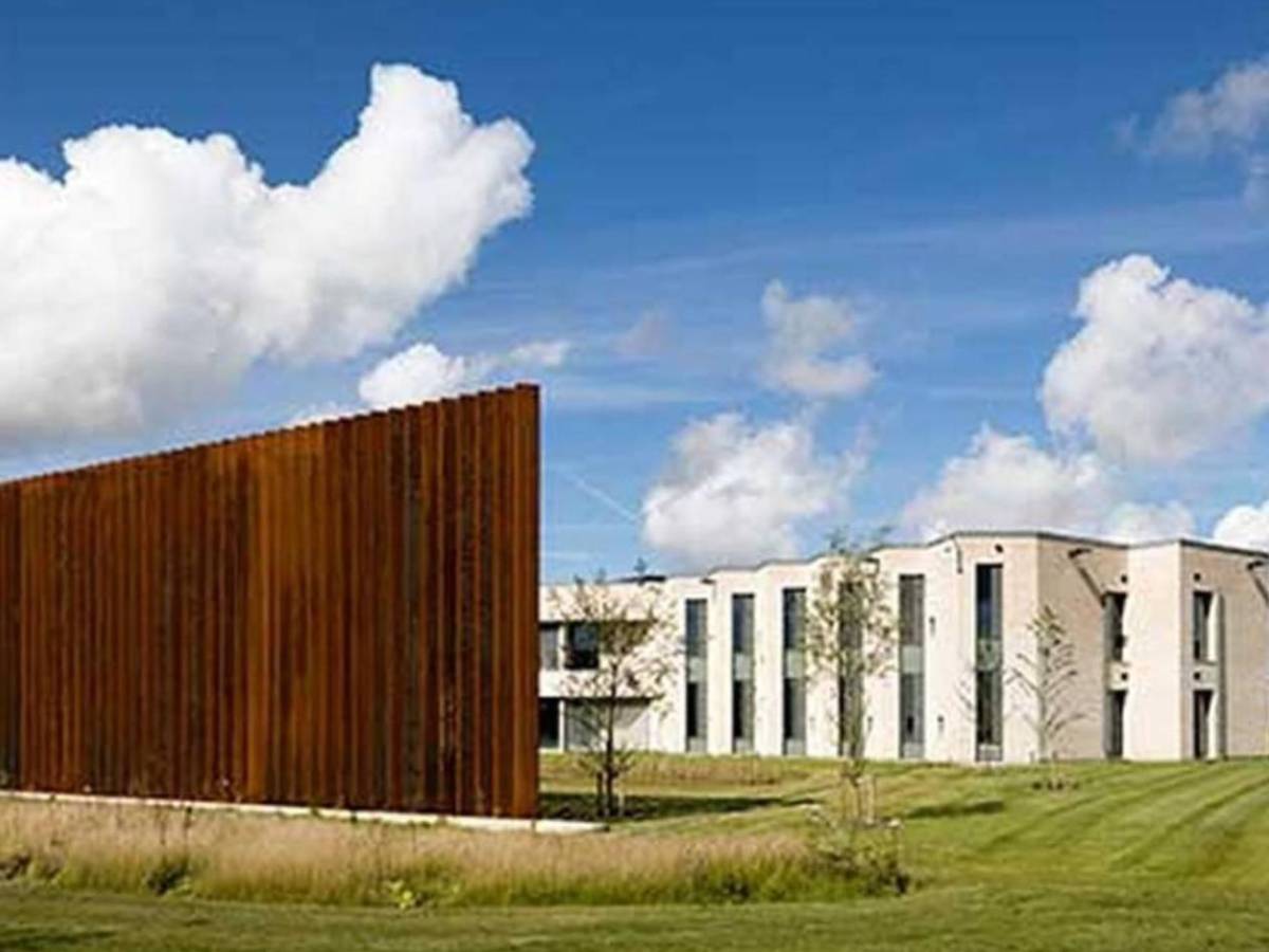 Futbolista mexicano es condenado a la cárcel en Europa: Así es la temible celda