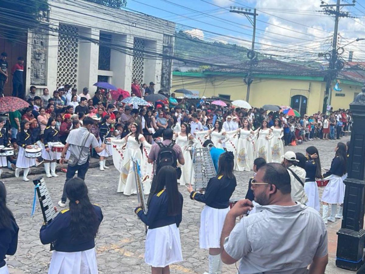 Jovencitas engalanan los desfiles en Santa Rosa de Copán.