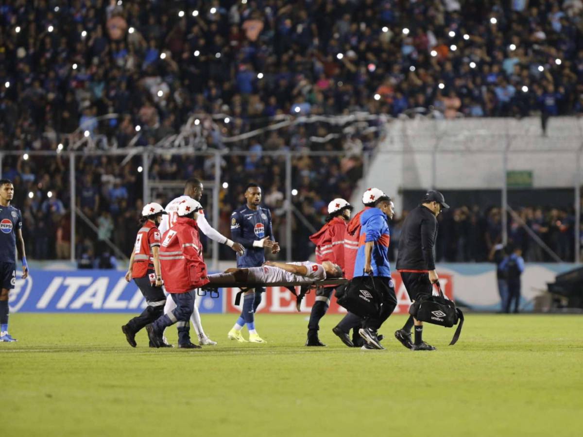Carlos Pineda salió de cambio tras fuerte encontronazo con Carlos Mejía y ha sido traslado a un centro médico.