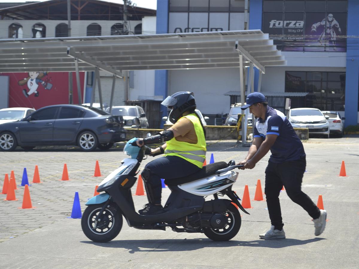 Los visitantes tuvieron la oportunidad de aprender a conducir las motocicletas en la escuela de manejo.