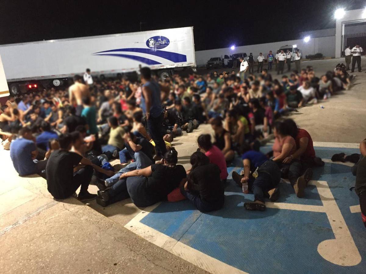 Hallan a 343 migrantes abandonados en un tráiler en México