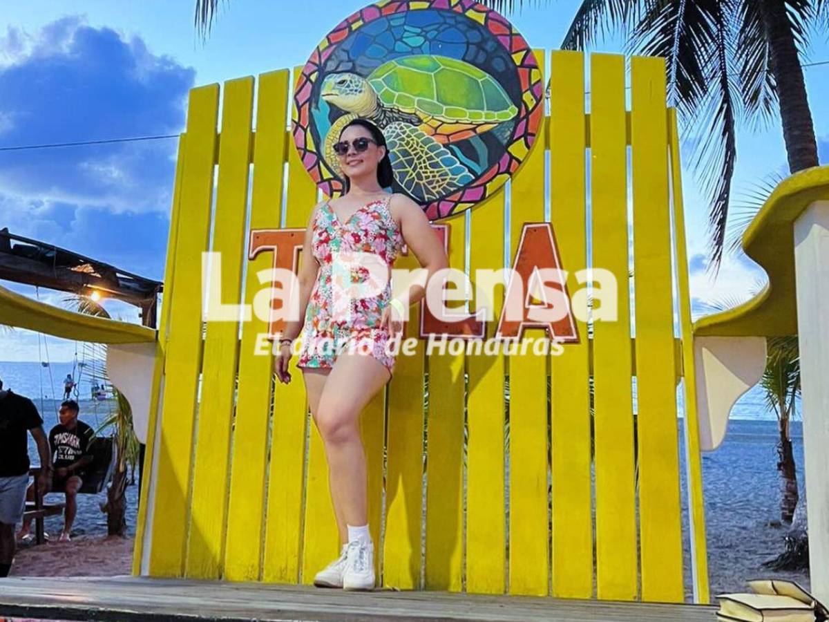 ¿Quién es la maestra y abogada que se viralizó en las redes por su porte y belleza?