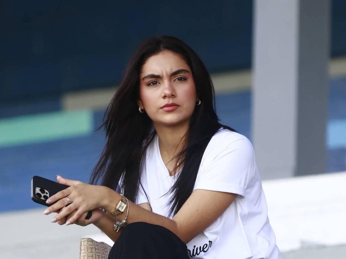 Reina llega San Pedro Sula por partido y las miradas se van sobre ella