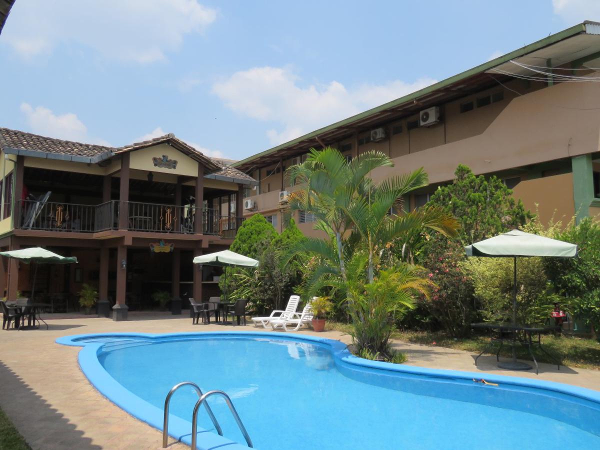 Cuenta con un restaurante, bar, piscina, tres salones para eventos y conferencias.