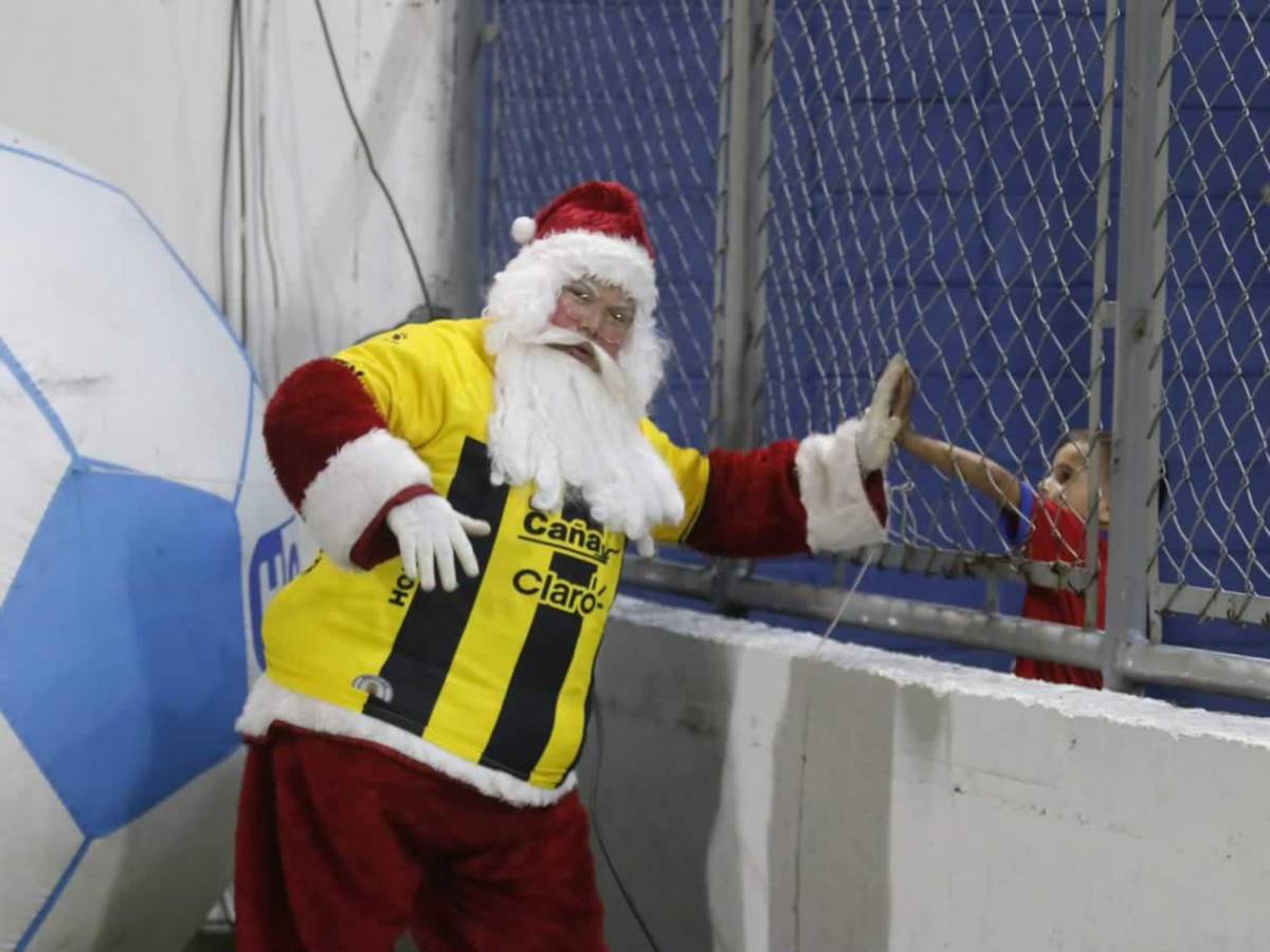 Periodista y bellas chicas roban miradas en triangular Real España vs Olimpia