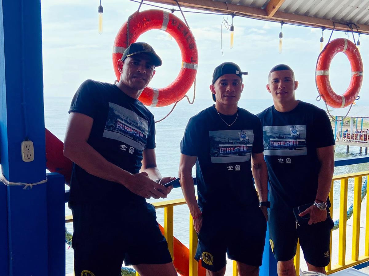 Juan Pablo Montes, Carlos Sánchez y Kevin López posando en el restaurante.